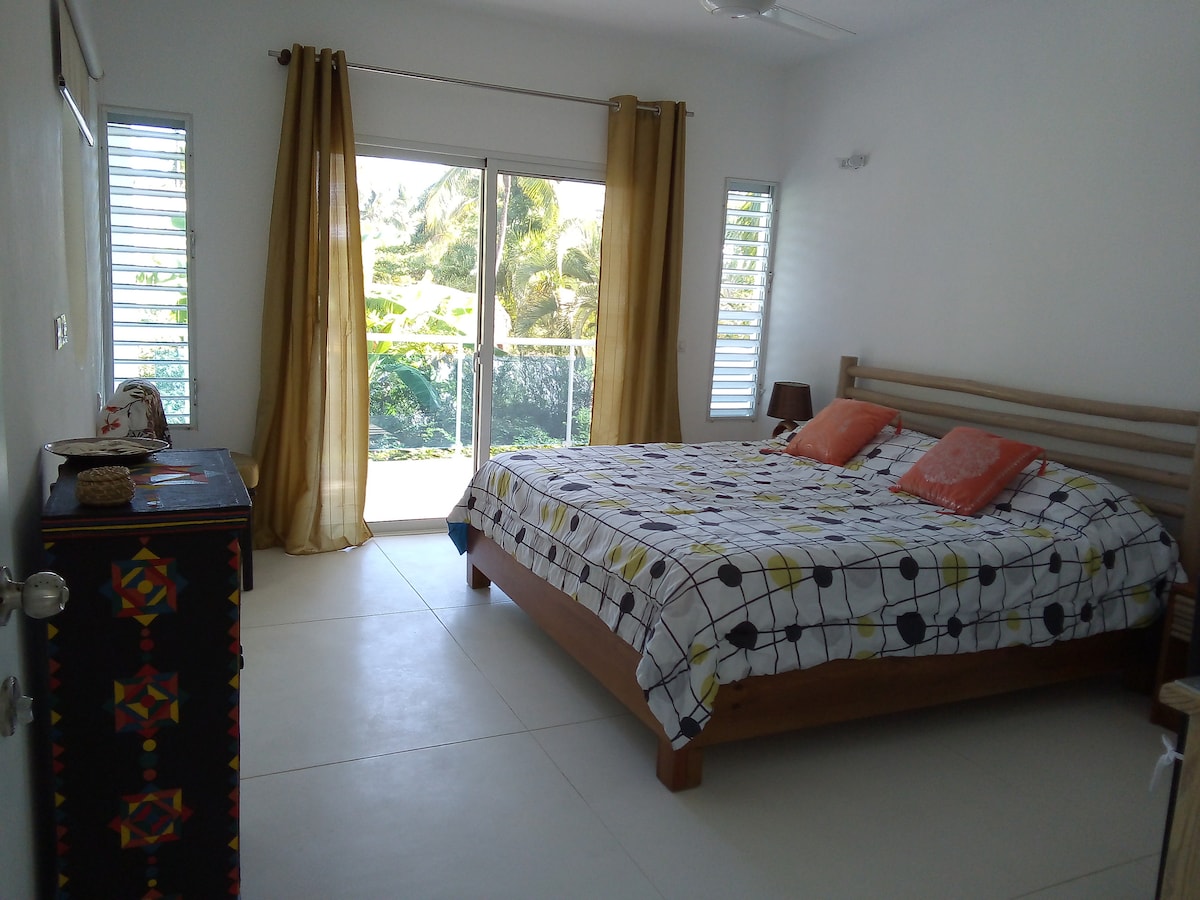 Slaapkamer 6 boven - kingsize bed met kast
+ badkamer en eigen toilet.
Airconditioning + plafondventilator
Terras
