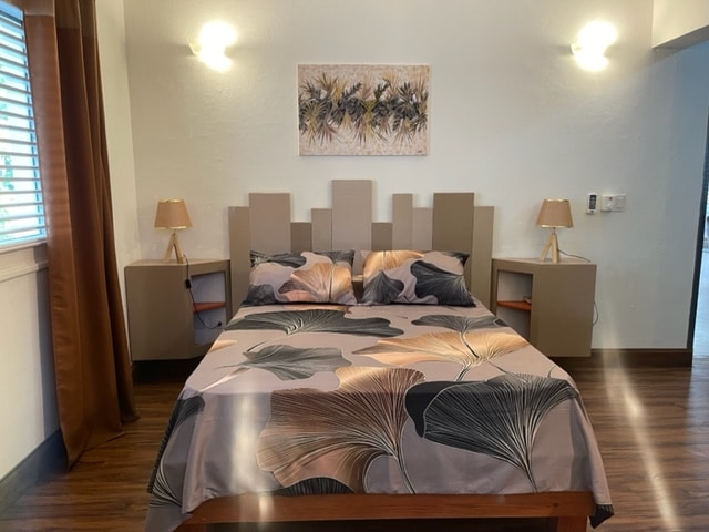 Slaapkamer 1: begane grond queensize bed met kast,
+ Eigen badkamer en toilet
Airconditioning + plafondventilator