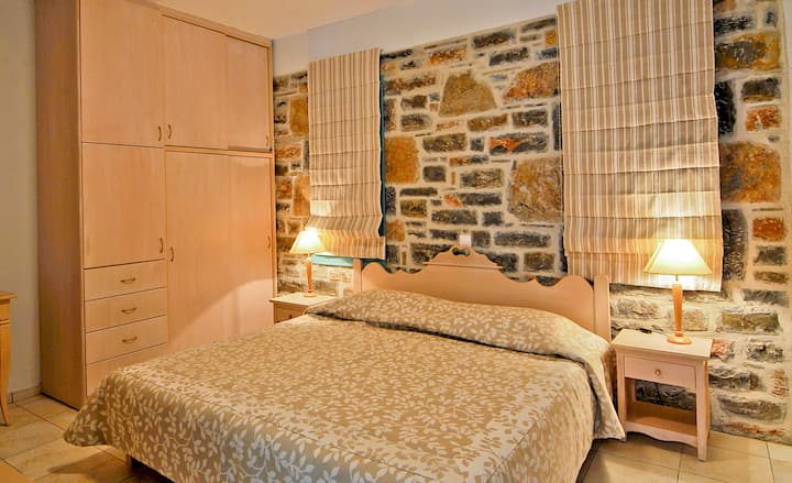 Dormitorio 1 con cama tamaño queen y acceso a la terraza