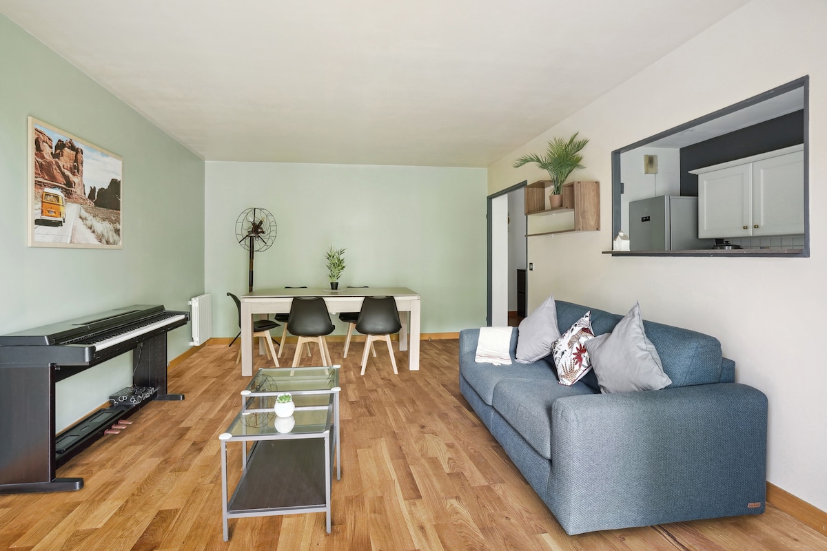 Popular Airbnb listing: Chic apart with terrace and parking in Sartrouville