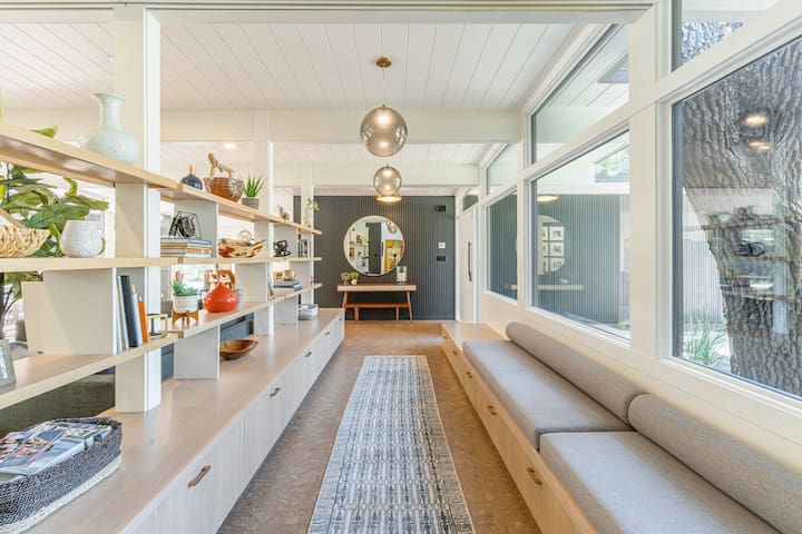 Mid Century Modern Living w/Pool gallery image 4