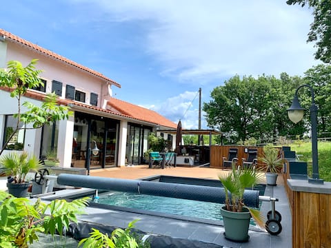 Quiet country house with pool