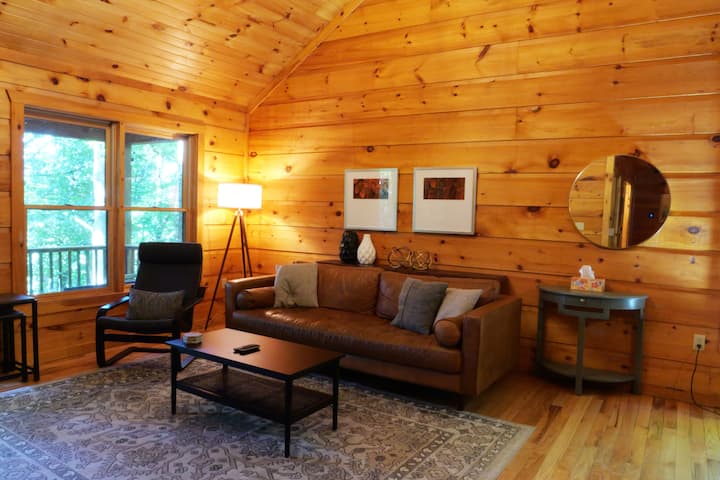 Modern Boone Cabin: 3br/3ba, Hot Tub & Game Room - Boone, NC