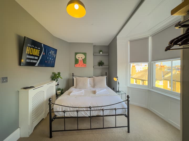  Glavna spavaća soba
„Prostrani glavni apartman s velikim bračnim krevetom, mekanom posteljinom i umirujućim uređenjem.”