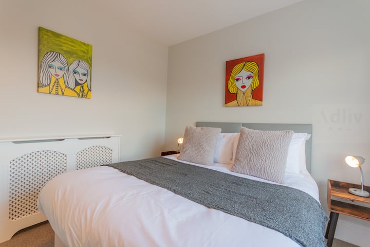  Druga spavaća soba
Druga je spavaća soba jednako atraktivna, a u njoj se nalazi još jedan veliki bračni krevet, te su zidovi obojeni u mirne tonove i ima ukrasnih detalja koji unose toplinu i osobnost. Bez obzira na to putujete li s obitelji ili s grupom prijatelja, ova soba pruža miran