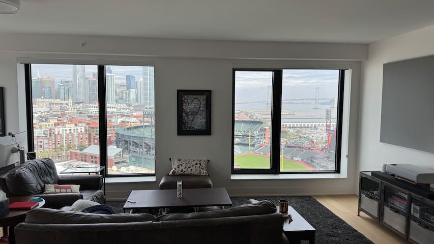 Lux 2BR/2BA Overlooking Oracle Park near Chase Ctr