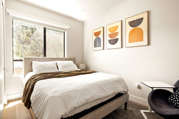 Spálňa na 2. poschodí: manželská posteľ, otočné kreslo, nastaviteľný bočný stolík. Zatemňovacie závesy zabezpečujú pokojný spánok, veľký šatník ponúka dostatok priestoru. 