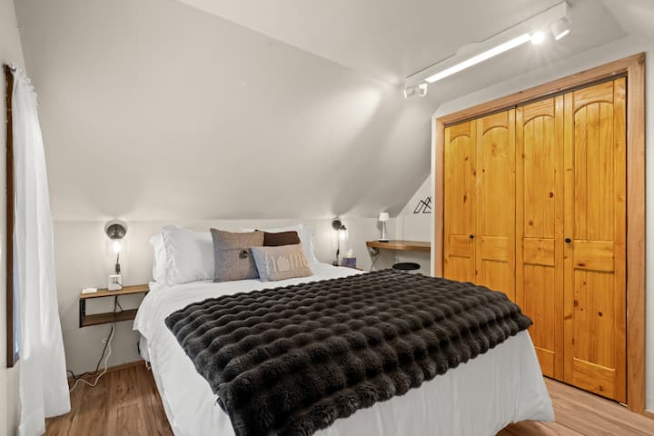 Suite parentale à l'étage accessible par des escaliers à partir de la cuisine avec rangement de vêtements, un matelas haut de gamme et des draps doux pour une nuit de sommeil reposante. ️✨