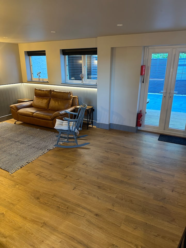 Spacious Apartment With Private Courtyard - Coverack