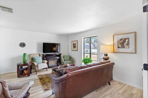 Top performing Airbnb: 4 Bdrm 2 Bath Retreat/ Sleeps 7 near NW Loop 410 in Woodlawn Hills/ Ingram Hills