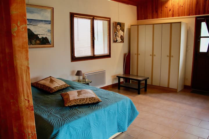 الغرفة الرئيسية بسرير 140