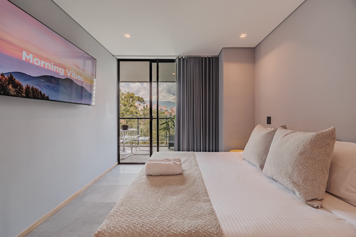 Chumba cha kulala cha kifahari kilicho na kitanda cha kifahari, bafu la kujitegemea na televisheni ya hali ya juu. Imebuniwa kwa vitu vya kifahari ili kutoa starehe, faragha na burudani ya kiwango cha juu.