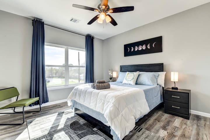 Chumba cha 2 cha kulala – Ghorofa ya juu
Kitanda cha Malkia chenye starehe na mapazia ya kuzima mwanga, feni ya dari na sehemu tulivu, yenye starehe.