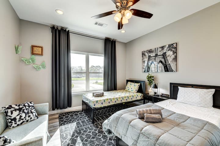 Chumba cha kulala cha 5 – Ghorofa ya chini
Ina Vitanda 2 vya Mtu Mmoja, mapazia ya kuzuia mwanga na ufikiaji usio na ngazi.