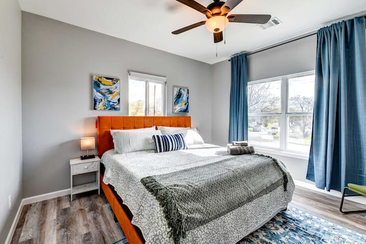 Chumba cha kulala cha 1 – Ghorofani
Kitanda cha King chenye starehe kilicho na mapazia ya kuzima mwanga, feni ya dari na sehemu tulivu, ya kujitegemea.