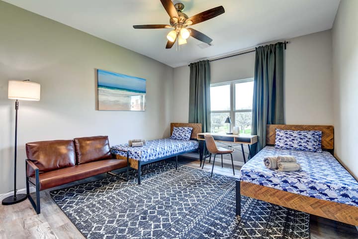 Chumba cha 4 cha kulala – Ghorofa ya juu
Inajumuisha Vitanda 2 vya Mtu Mmoja, mapazia ya kuzuia mwanga na feni ya dari, sehemu tulivu na yenye starehe inayofaa kwa watoto, marafiki au wageni wa ziada.