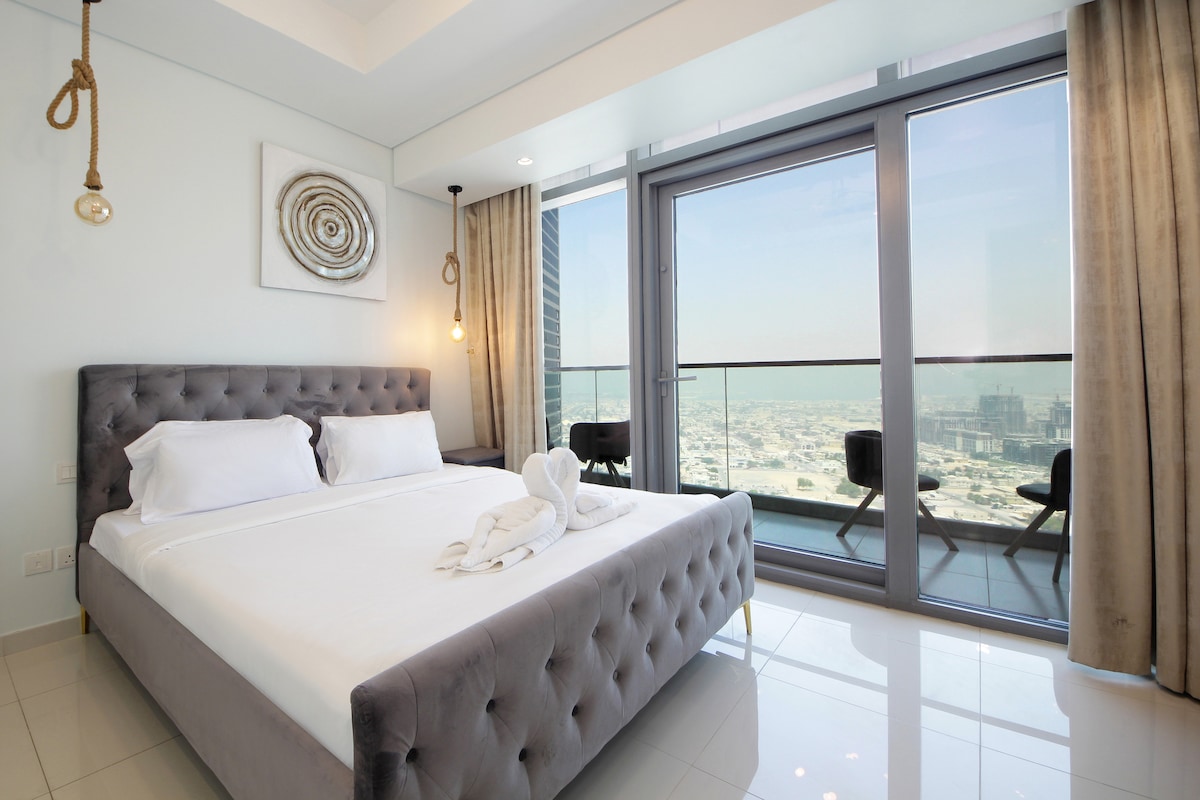 Opustite se u spavaćoj sobi s uredno namještenim krevetom, noćnim ormarićima i nježnim osvjetljenjem koje stvara ugođaj smirenosti. Soba je uređena tako da vam pruži miran san i ugodno jutro, što će vam pomoći da se opustite tijekom boravka u Dubaiju.