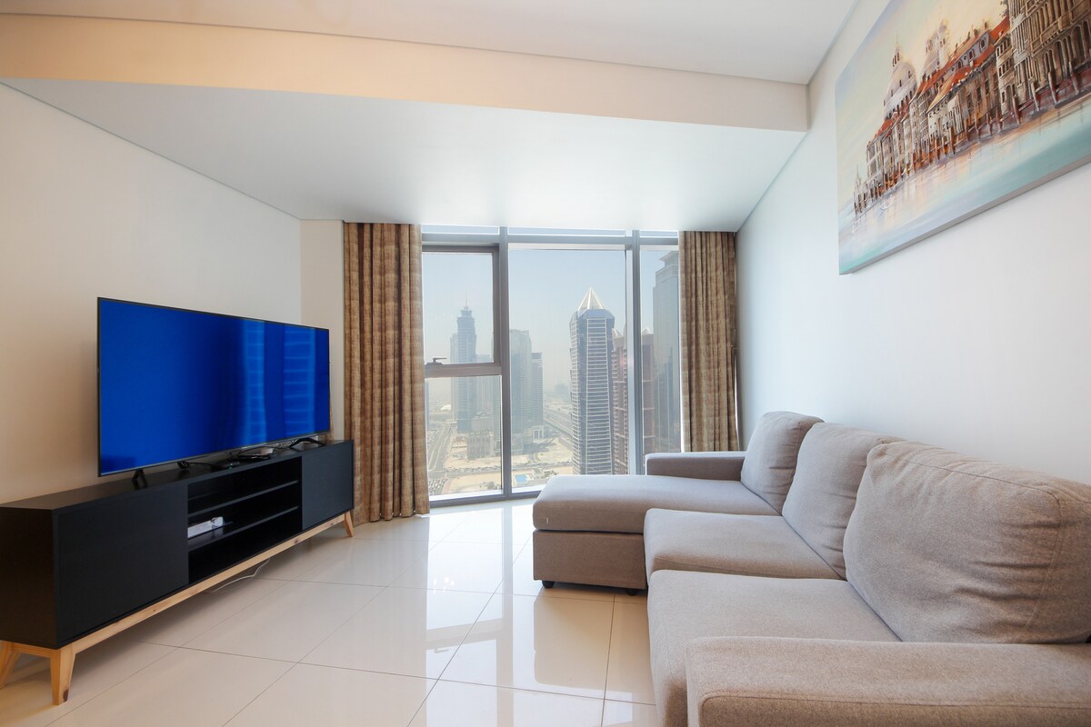 Udobno se smjestite u dnevnom boravku u kojem se nalaze udobne sjedalice okrenute prema televizoru i veliki prozori s pogledom na grad. Otvoreni raspored daje vam prostor za opuštanje, gledanje omiljenih serija ili opuštanje u laganom ritmu tijekom boravka u Dubaiju.