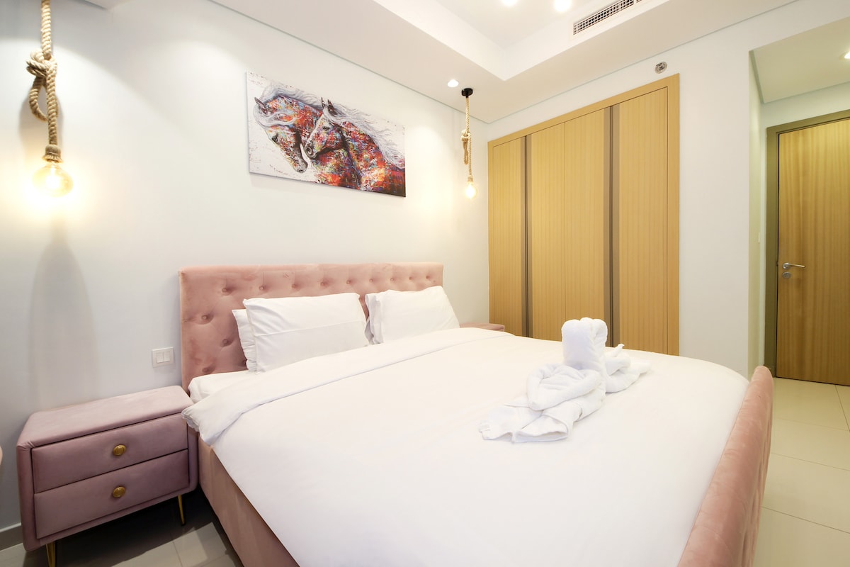 Opustite se u spavaćoj sobi s uredno namještenim krevetom, noćnim ormarićima i nježnim osvjetljenjem koje stvara ugođaj smirenosti. Soba je uređena tako da vam pruži miran san i ugodno jutro, što će vam pomoći da se opustite tijekom boravka u Dubaiju.