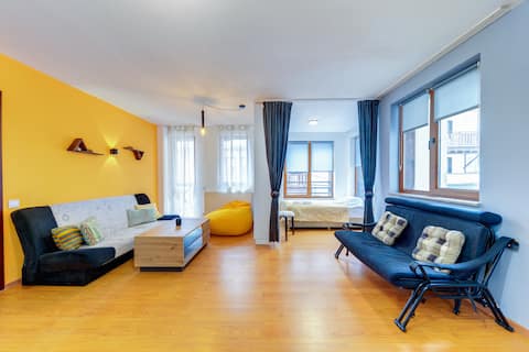 Colorful Retreat ~ 1BD next to the slopes