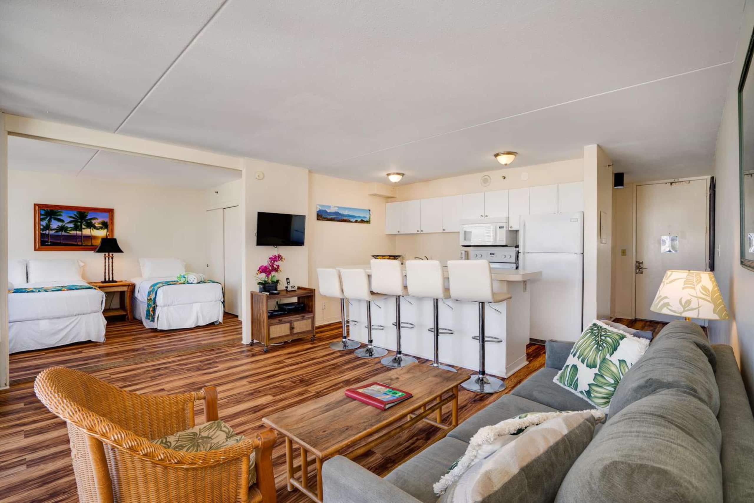 Waikiki Banyan 1806 T1-1 Block 2Beach +FREEParking - Image 6