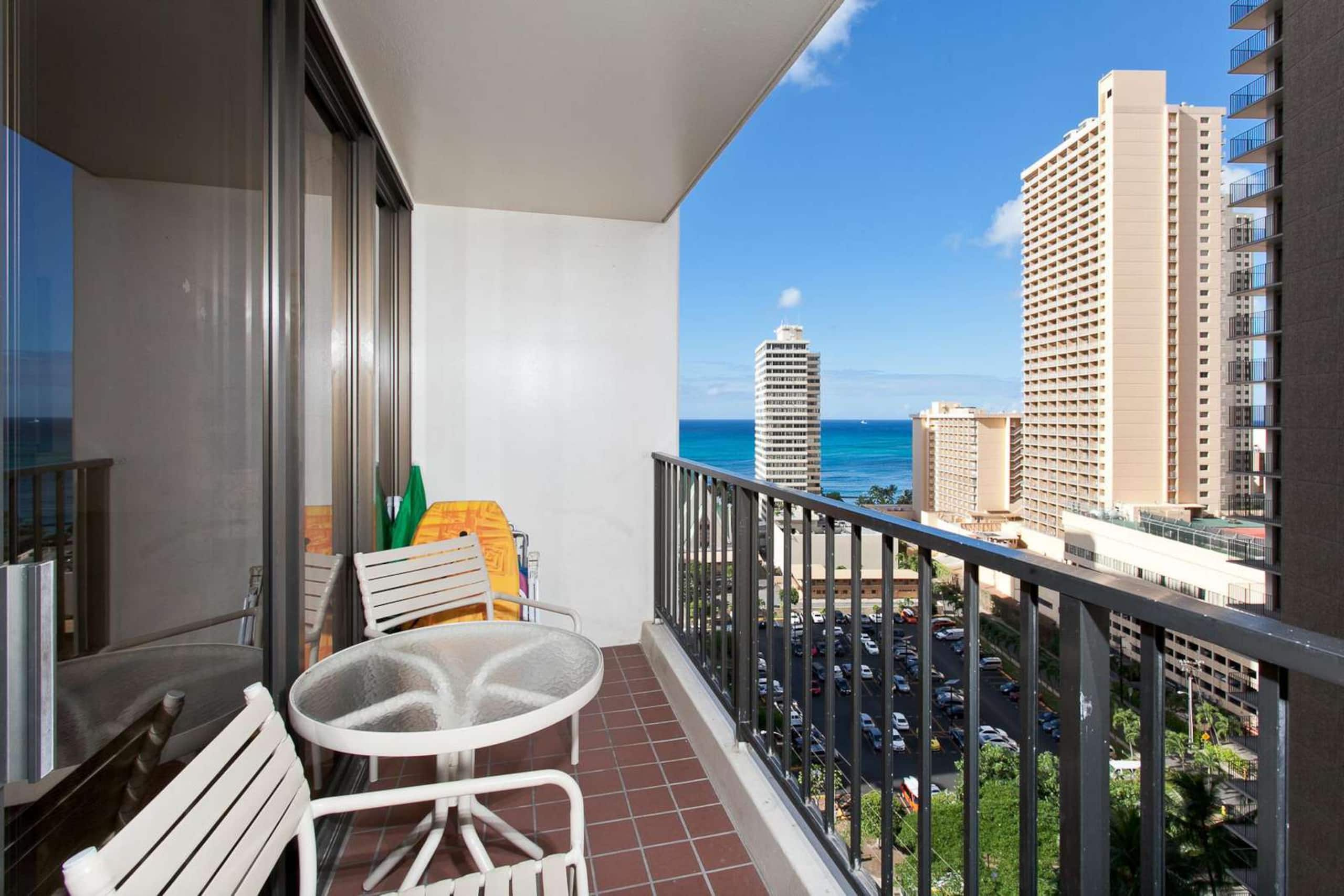 Waikiki Banyan 1806 T1-1 Block 2Beach +FREEParking - Image 1