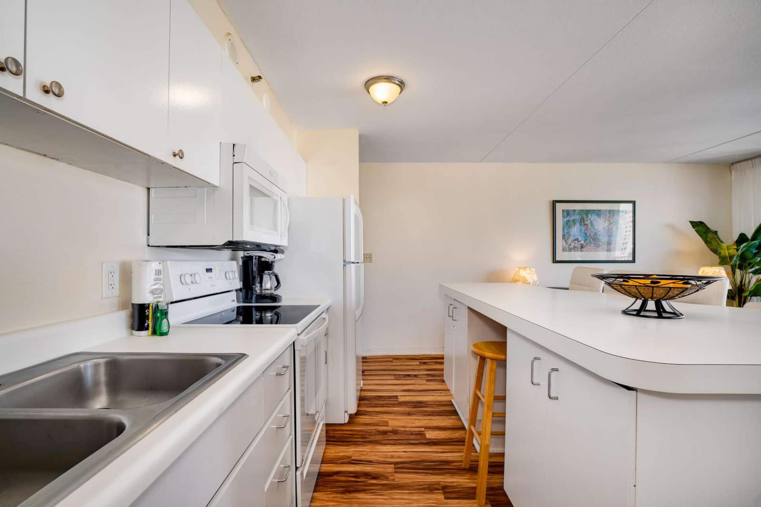 Waikiki Banyan 1806 T1-1 Block 2Beach +FREEParking - Image 13