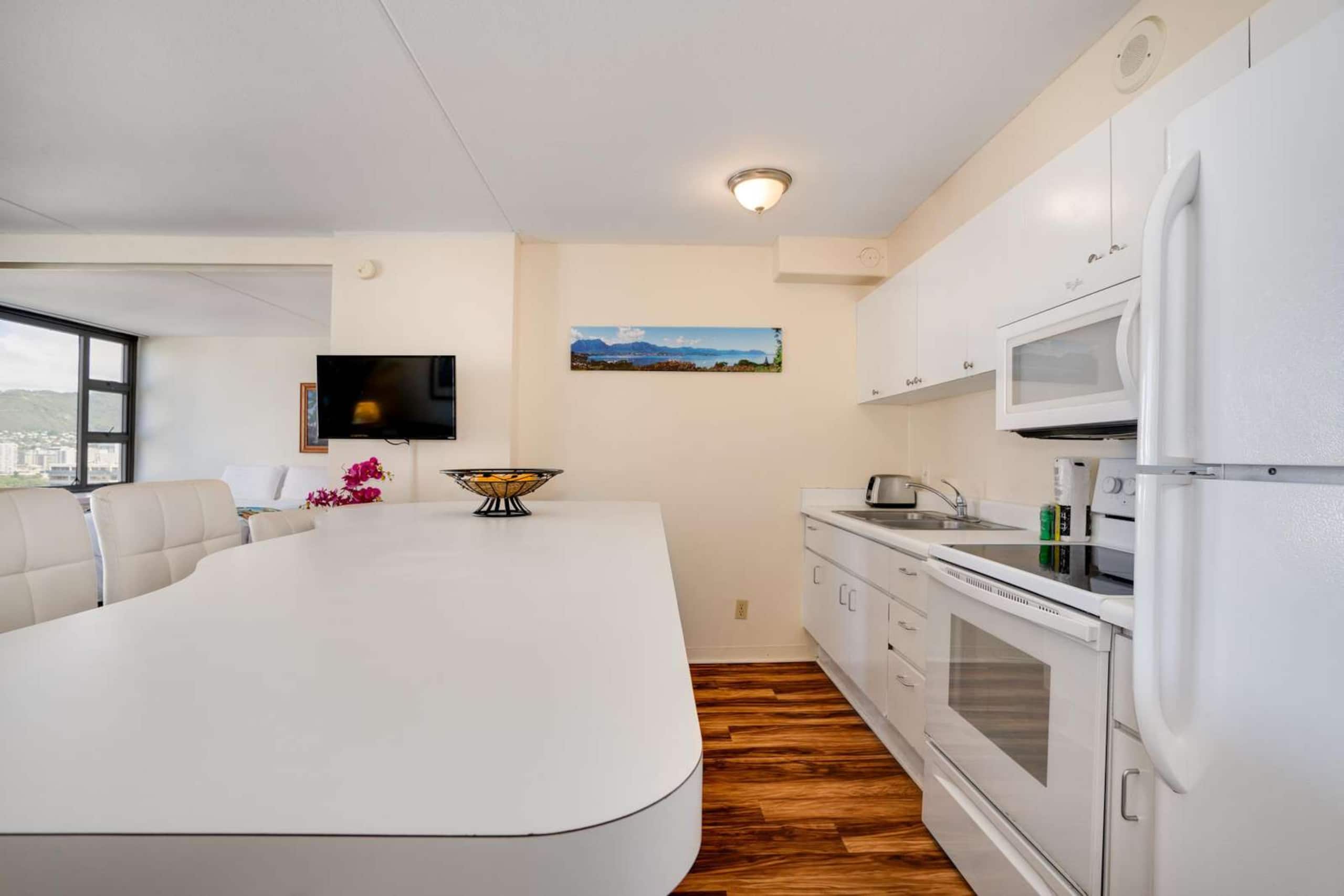 Waikiki Banyan 1806 T1-1 Block 2Beach +FREEParking - Image 10
