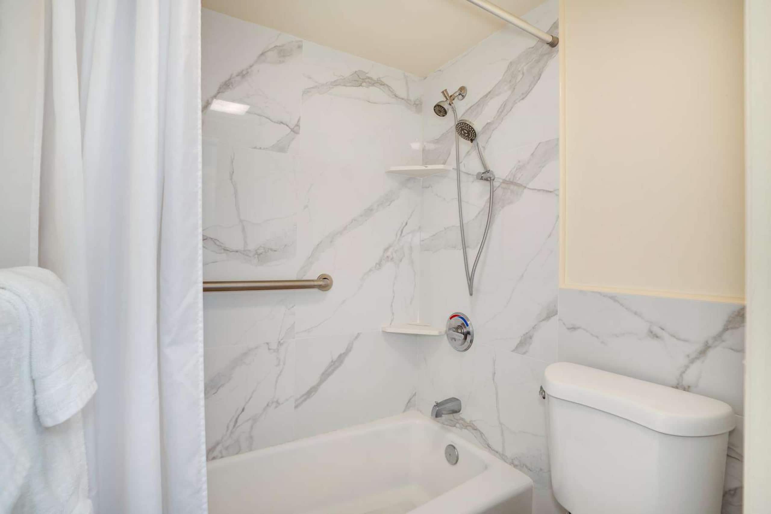 Waikiki Banyan 1806 T1-1 Block 2Beach +FREEParking - Image 24