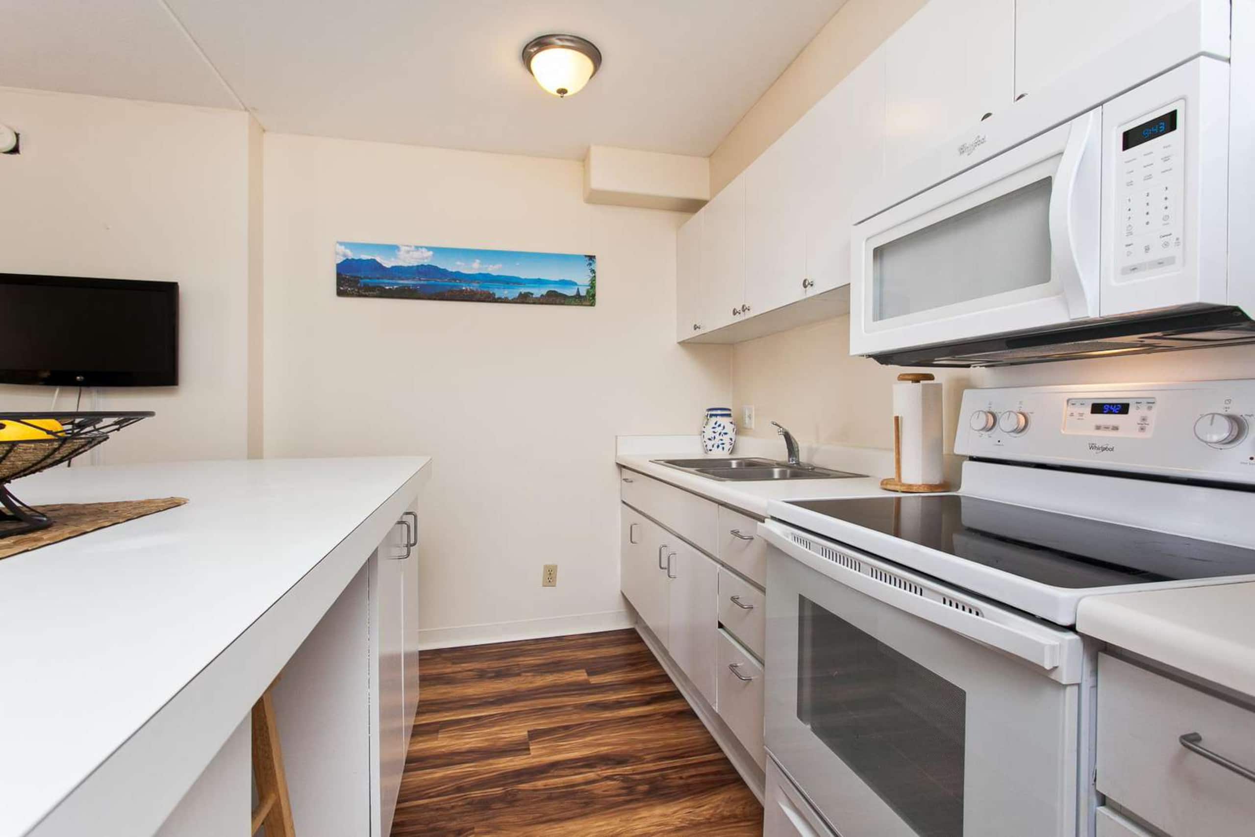 Waikiki Banyan 1806 T1-1 Block 2Beach +FREEParking - Image 12