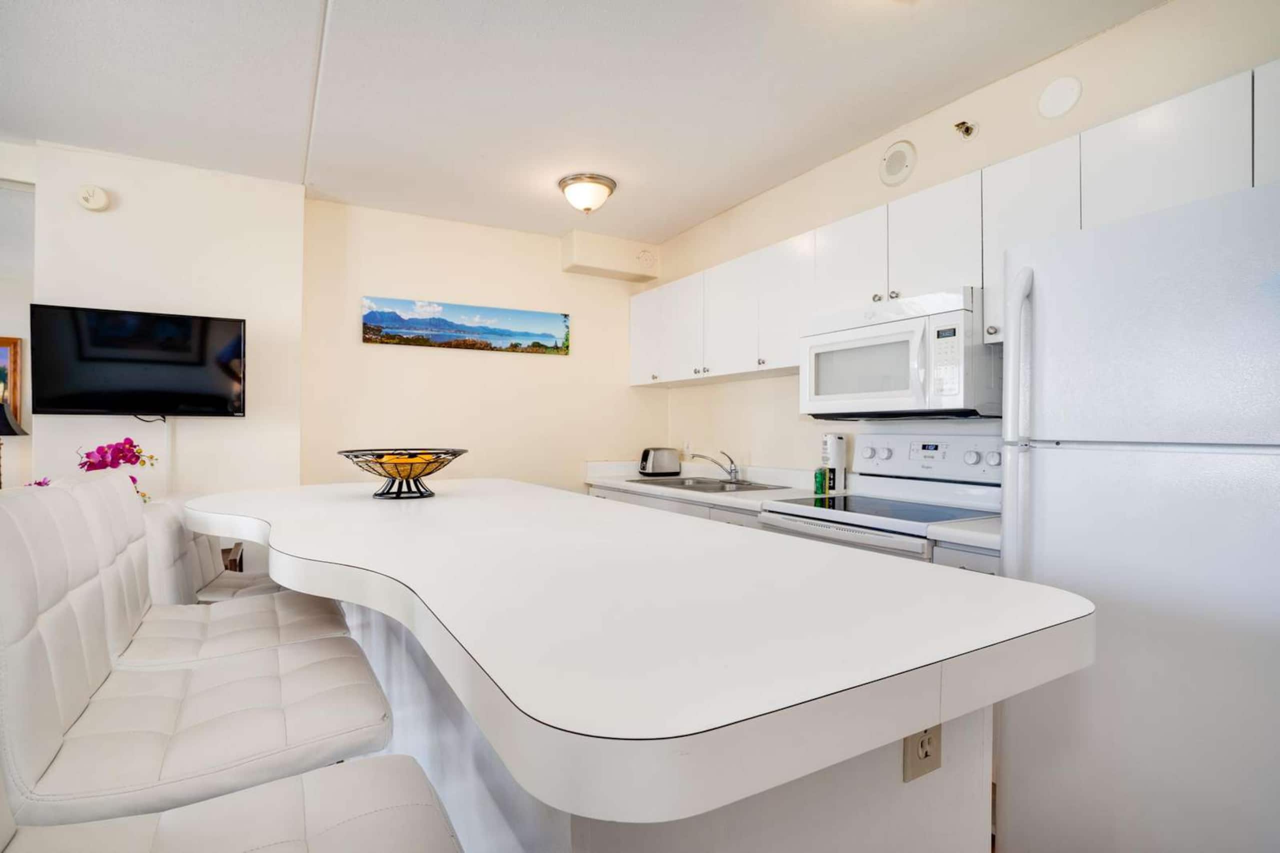 Waikiki Banyan 1806 T1-1 Block 2Beach +FREEParking - Image 9