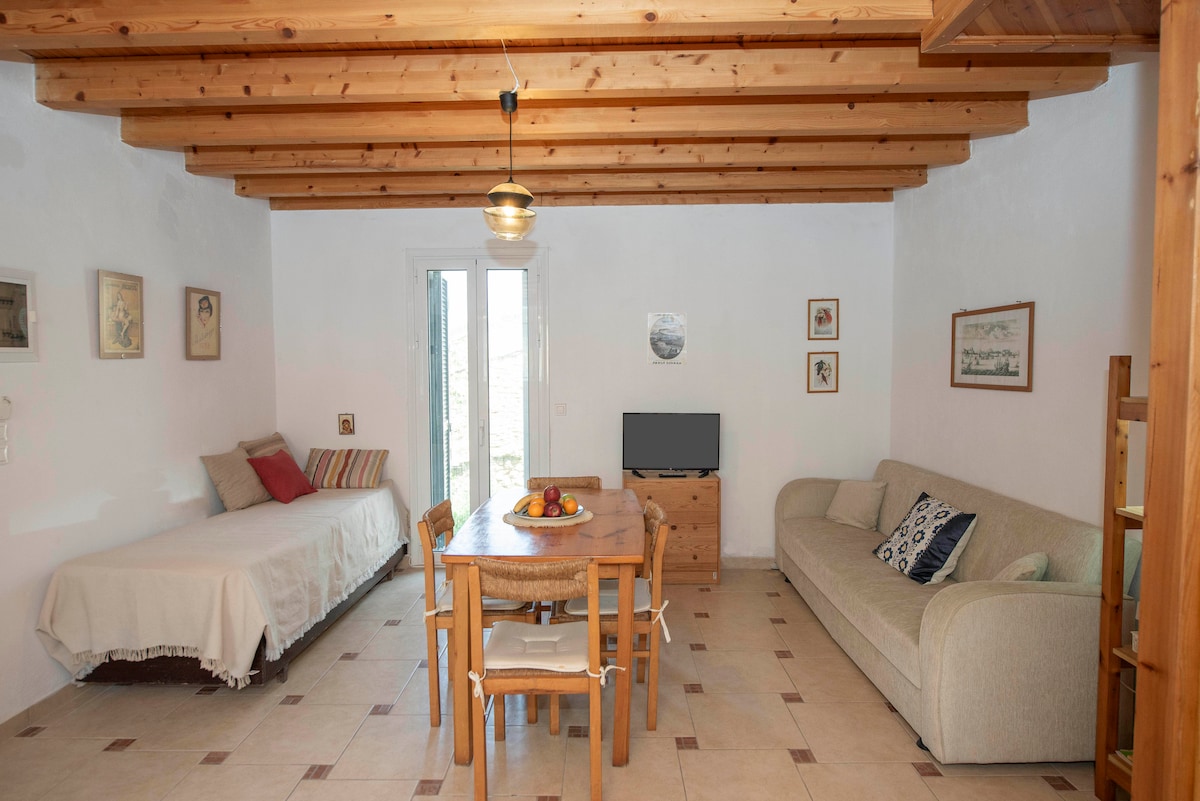 Acogedor y tradicional espacio de estar con vigas de madera en el techo, un comedor y cómodos sofás, incluido un sofá cama. Luminoso y hogareño con luz natural y decoración encantadora, ¡perfecto para relajarse o compartir comidas!