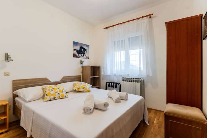 Голема спална соба за две лица. Осветлено и опремено со сите потребни удобности за гостинот.