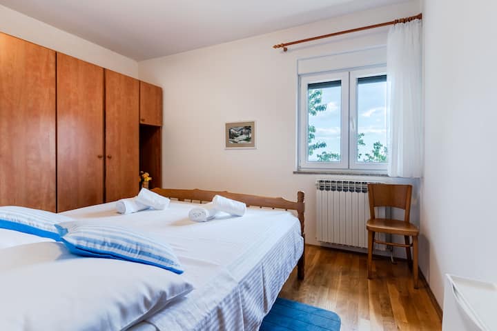 Голема спална соба за две лица. Осветлено и опремено со сите потребни удобности за гостинот.