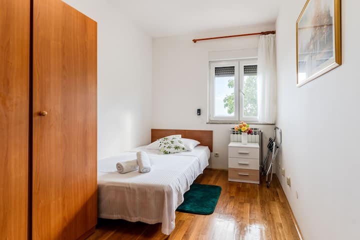 Помала спална соба за едно лице. Осветлено и опремено со сите потребни удобности за гостинот.