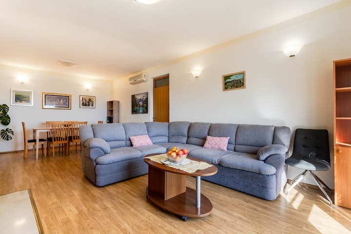 Пространа гостинска дневна соба со голем аголен кауч кој може да се претвори во дополнителен кревет. Опремен со брз интернет и голем телевизор, нуди прекрасен поглед на градината и Сплит.