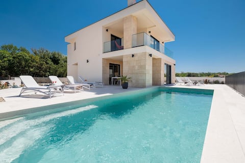 Villa Amaris with private heated pool