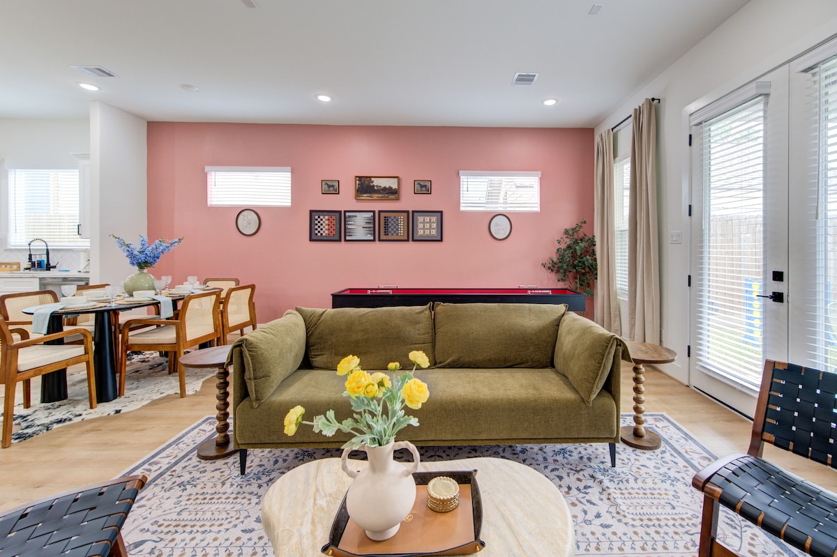 Top Airbnb: 3BD Central Stay | BBQ, Games & Backyard Fun in Near Northside