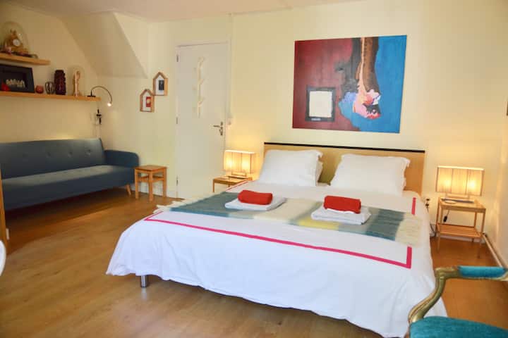 מיטת קינג סייז חשמלית יוקרתית (180x210 ס"מ/70.86x82.67 אינץ') עם מזרנים זוגיים מתכווננים בנפרד המבטיחים נוחות אישית לכל אורח. על פי בקשה, אנחנו יכולים לספק שתי שמיכות פוך בודדות או שמיכת פוך כפולה, לנוחיותכם.