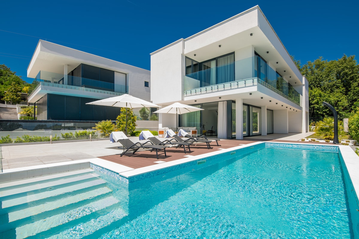 Villa Infinity • Gated Oceanfront Panorama