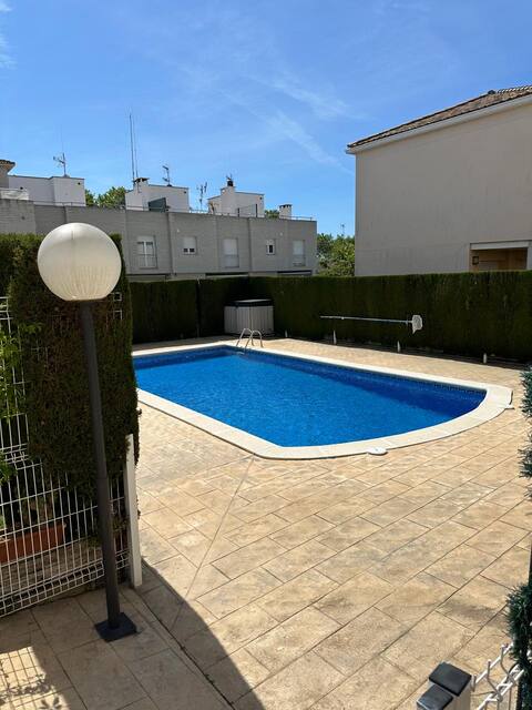 Townhouse with a pool 800m from the beach