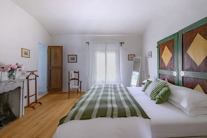 Despiértate renovado en una de las seis habitaciones dobles serenas.