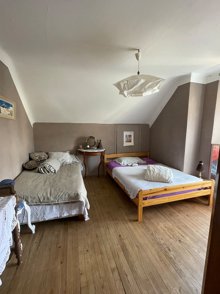 Dhomë familjare.
140 cm krevat
90 krevat
Ballkon me pamje nga fshati
