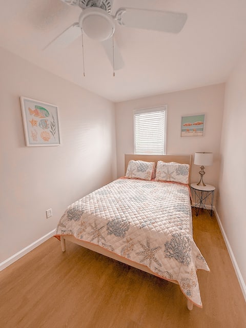 Newly Renovated Coastal Beach Cottage - Sleeps 9