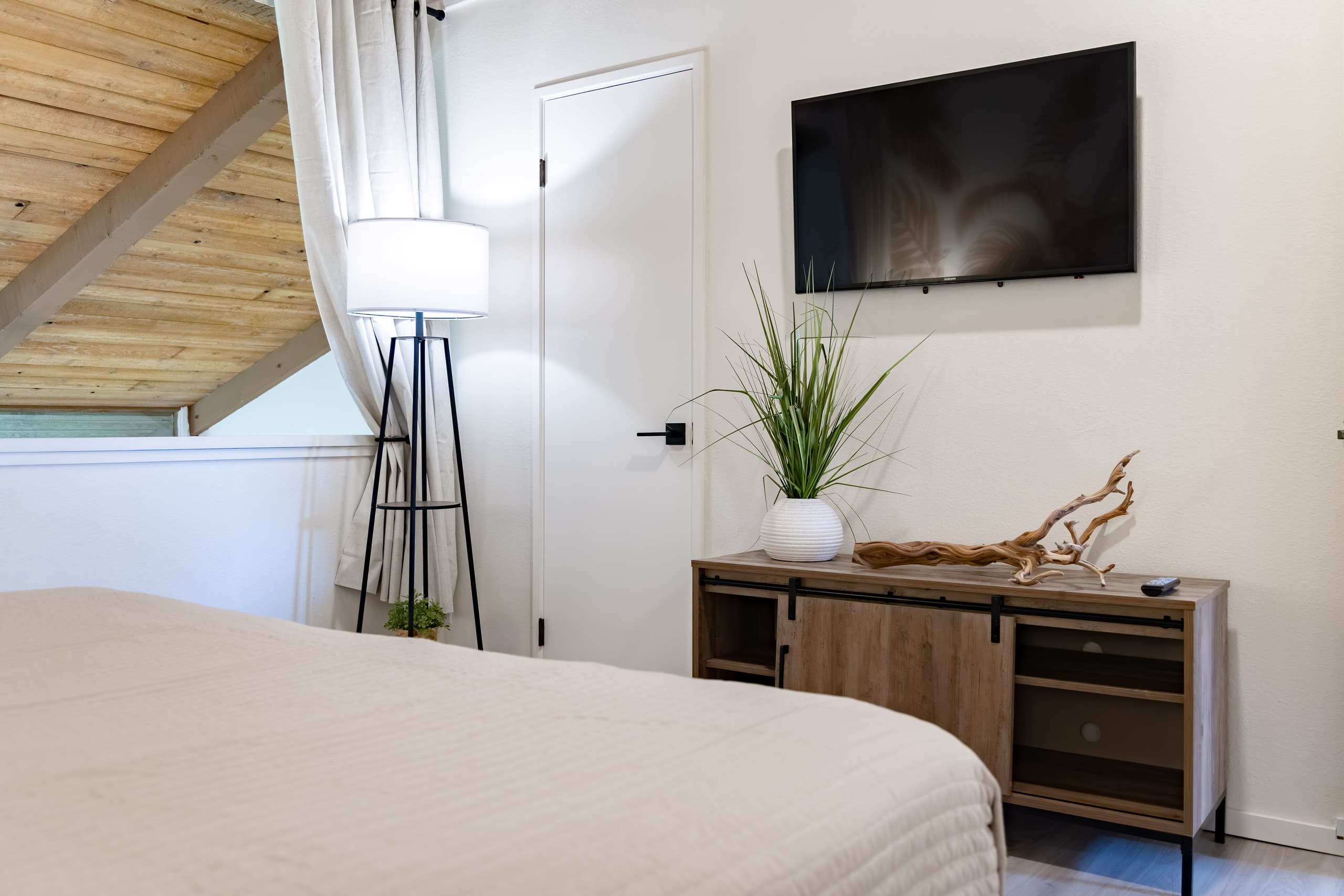 New 2 king beds AC heated pool - Photo 46