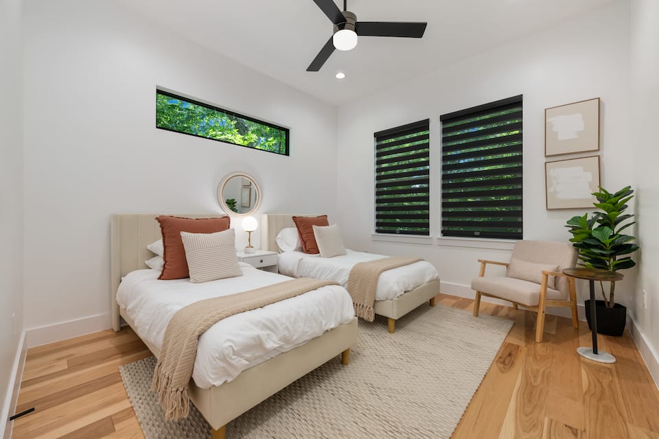 Bedroom 4 with two twin beds