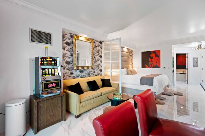 On LV Strip! Free Pool Access/Balcony/F1 Race View gallery image 4