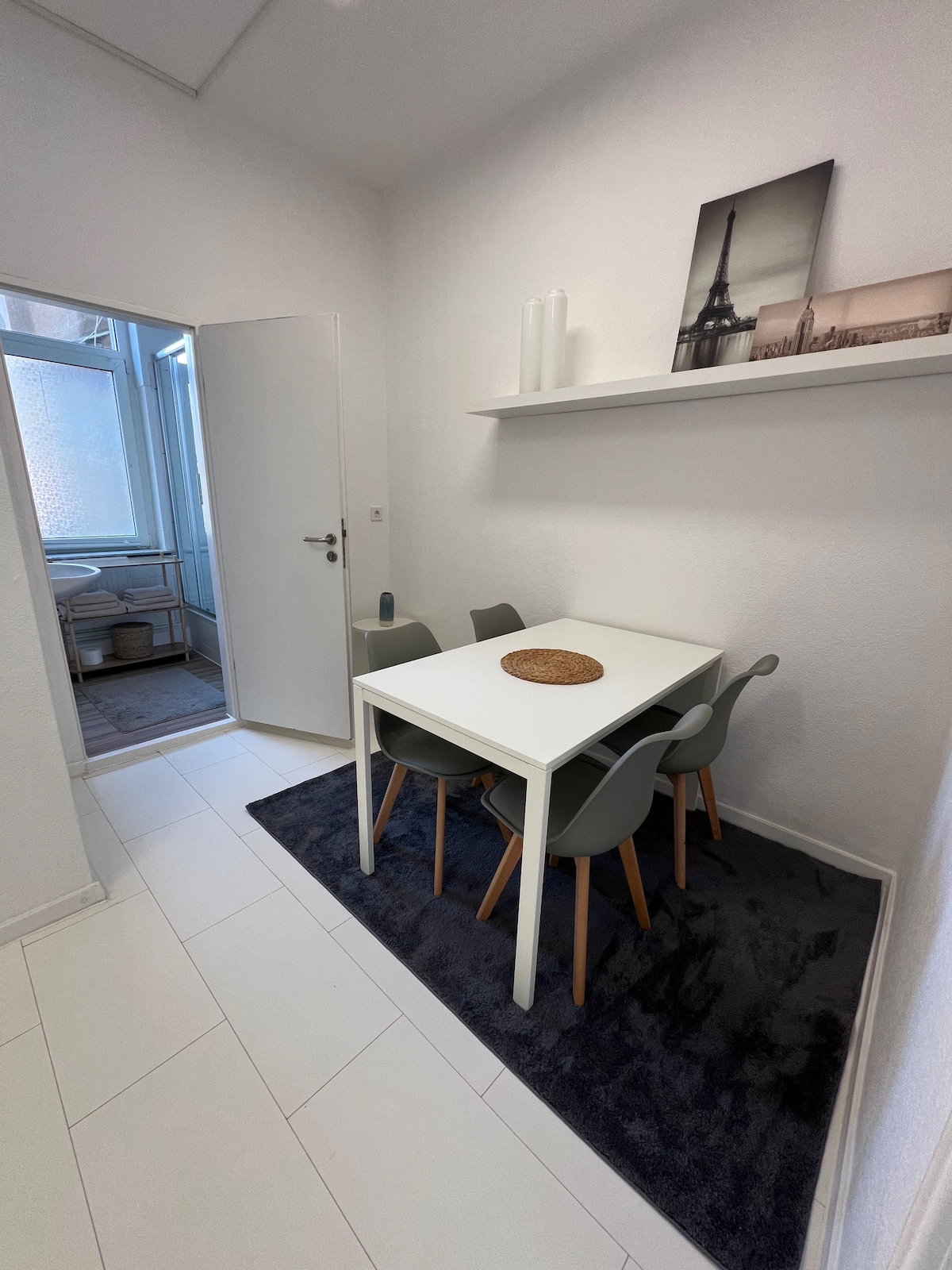 City studio apartment close to everything! On the ground floor