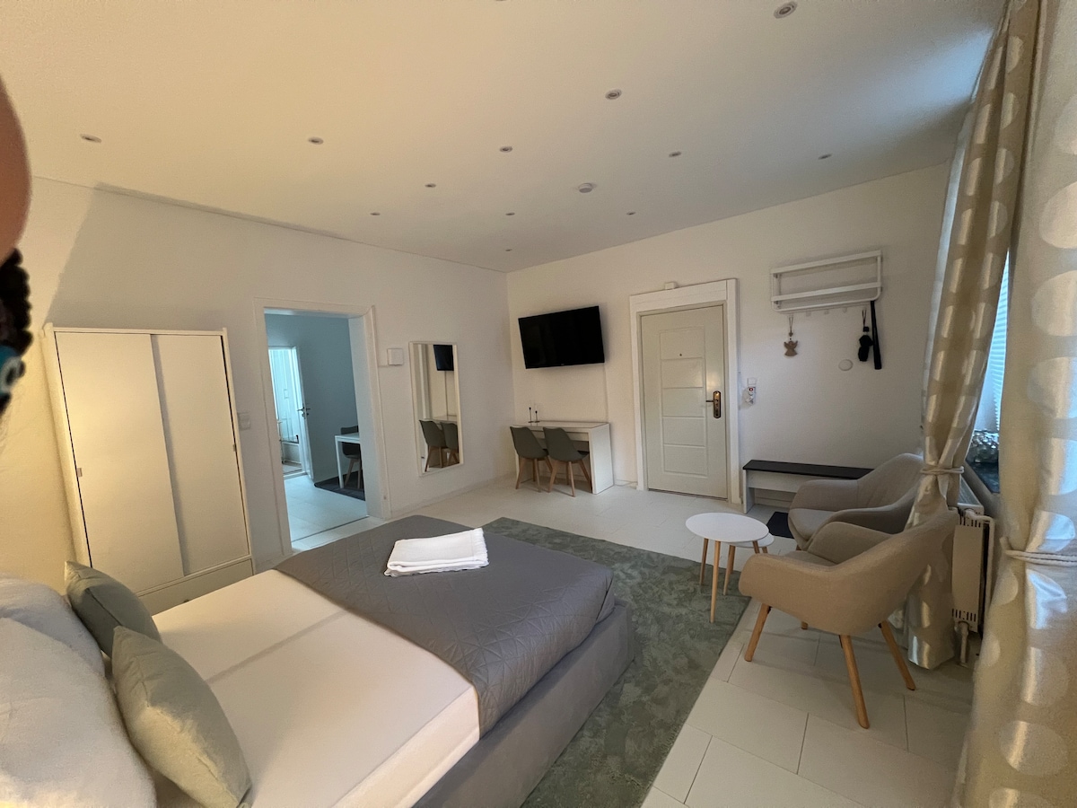 City studio apartment close to everything! On the ground floor
