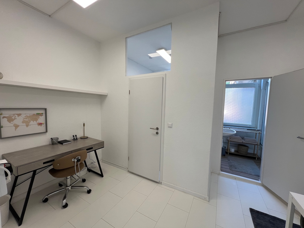 City studio apartment close to everything! On the ground floor